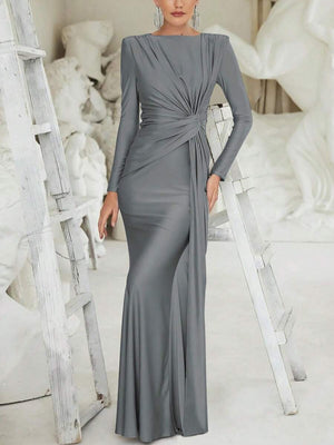 Vestido largo gris de fiesta corte sirena con pliegues favorecedores en el torso