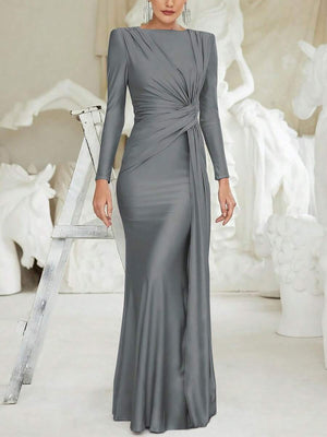 Detalle del fruncido y tela suave en vestido largo gris formal de cuello redondo