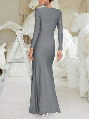 Caída elegante de vestido maxi gris ajustado ideal para eventos de noche y bodas
