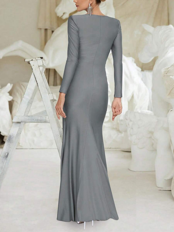 Caída elegante de vestido maxi gris ajustado ideal para eventos de noche y bodas