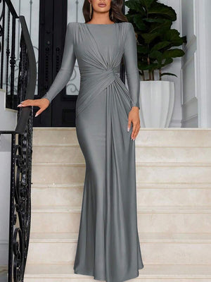 Vestido largo gris elegante de manga larga con drapeado cruzado en la cintura vista frontal