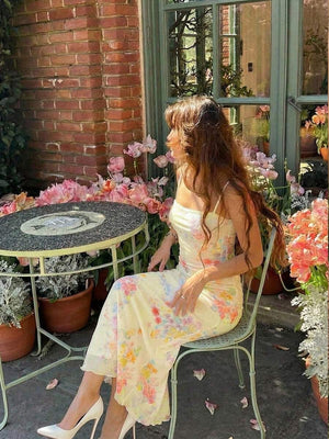 Vista de perfil de un vestido ajustado con estampado floral y tirantes finos.