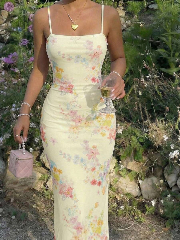 Detalle del corte y estampado de acuarela de un vestido maxi de verano.