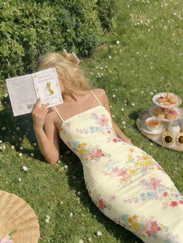 Silueta elegante de un vestido de tubo largo con flores en tonos pastel.