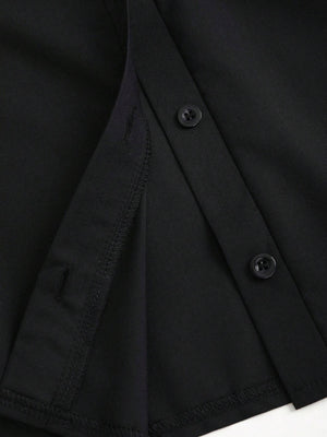 Vista trasera de vestido negro camisero