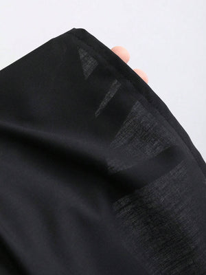 Detalle de botones y tejido del vestido negro