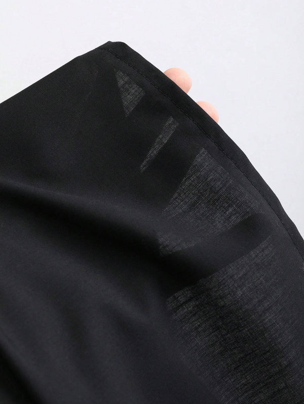 Detalle de botones y tejido del vestido negro