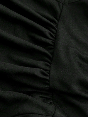 Detalle de fruncido lateral del jumpsuit negro