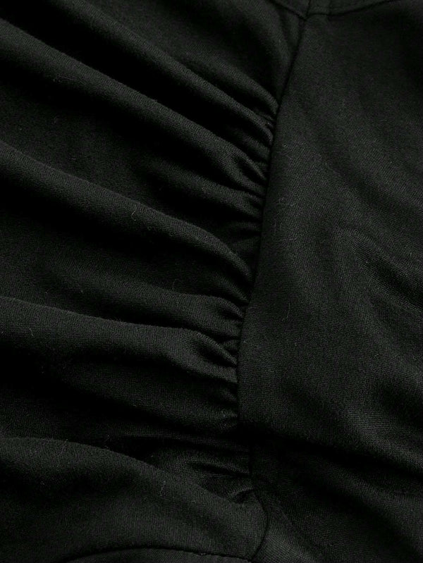 Detalle de fruncido lateral del jumpsuit negro