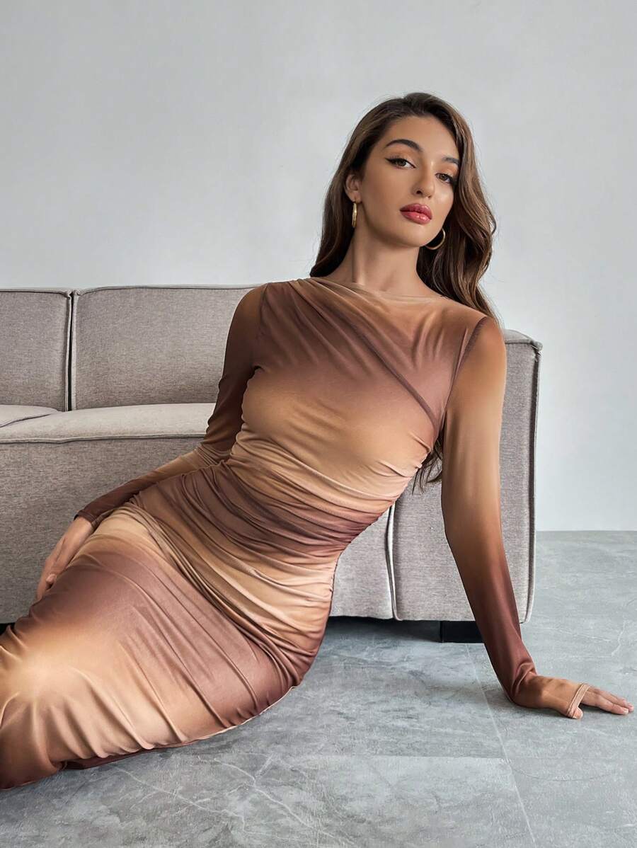 Vista frontal de una mujer usando un vestido largo ajustado de manga larga con un patrón degradado en tonos marrones.
