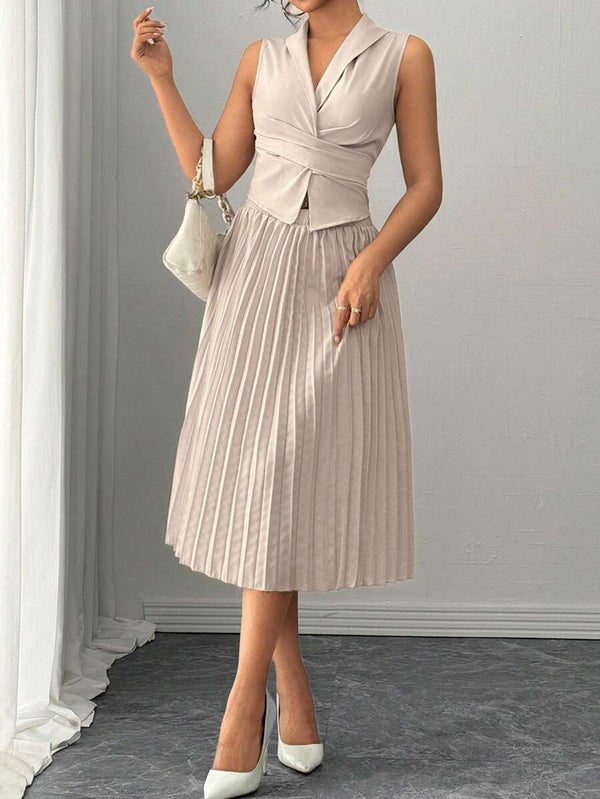 Conjunto sofisticado albaricoque con blusa envolvente y falda midi.