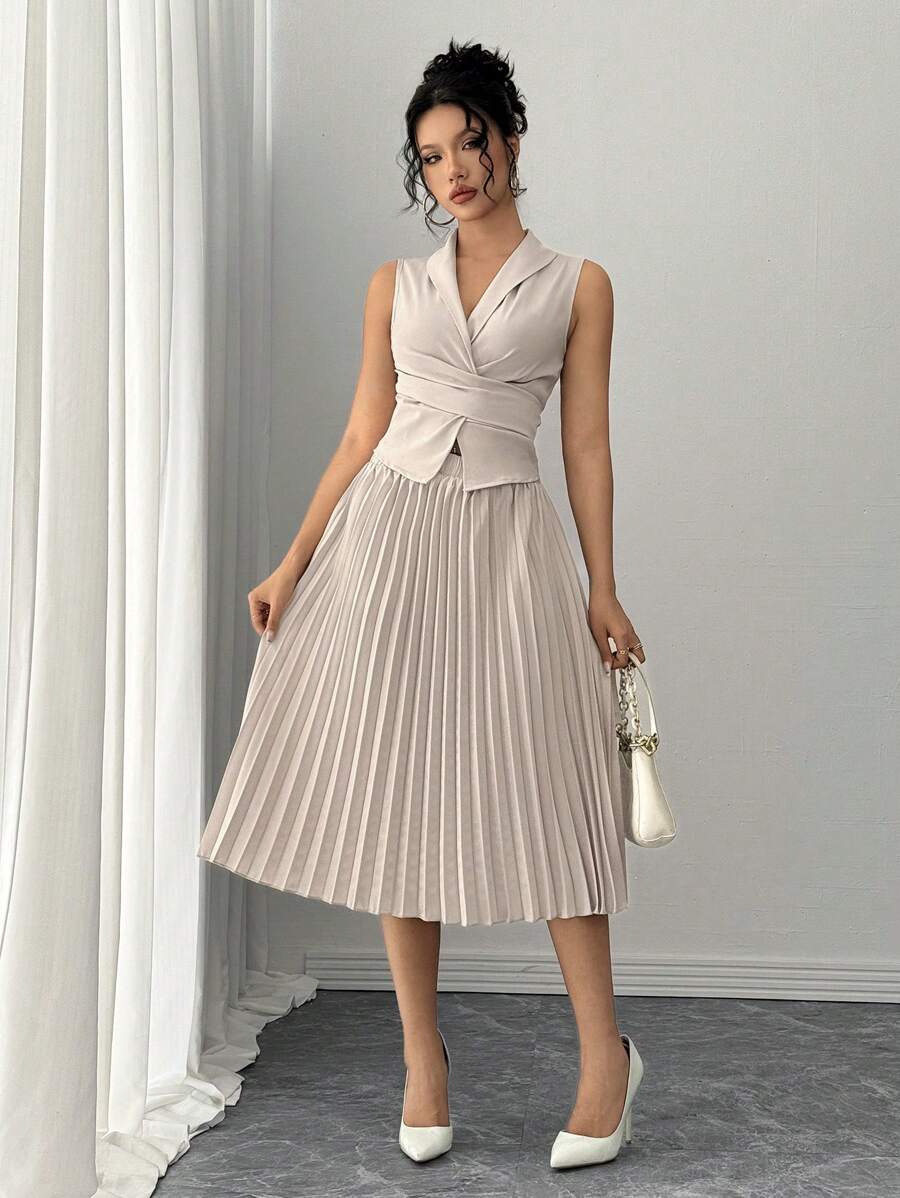 Conjunto elegante blusa camisera sin mangas y falda plisada albaricoque.