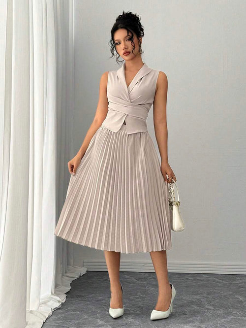 Conjunto elegante blusa camisera sin mangas y falda plisada albaricoque.