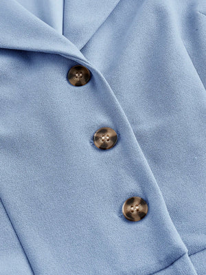 Detalle de botones del Mono Azul Elegante.