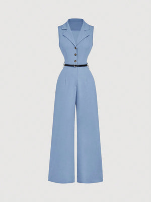 Mono Azul Elegante con solapa y cinturón en vista frontal.