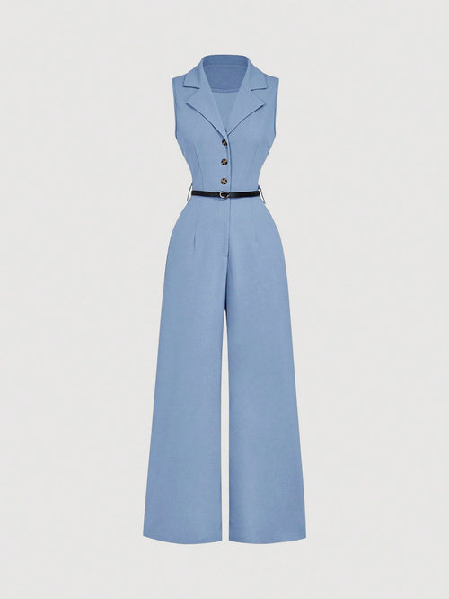 Mono Azul Elegante con solapa y cinturón en vista frontal.