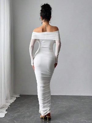 Vista trasera del vestido largo blanco elegante con corte ajustado