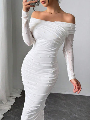 Detalle del escote y fruncido del vestido largo blanco elegante