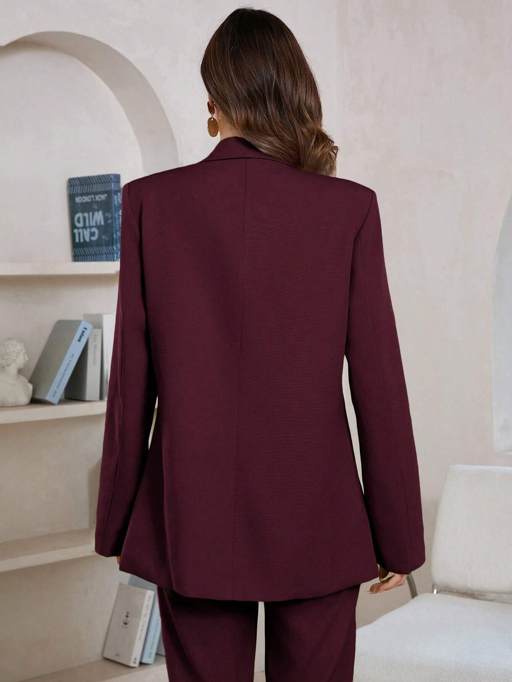 Conjunto sastre elegante color vino vista frontal