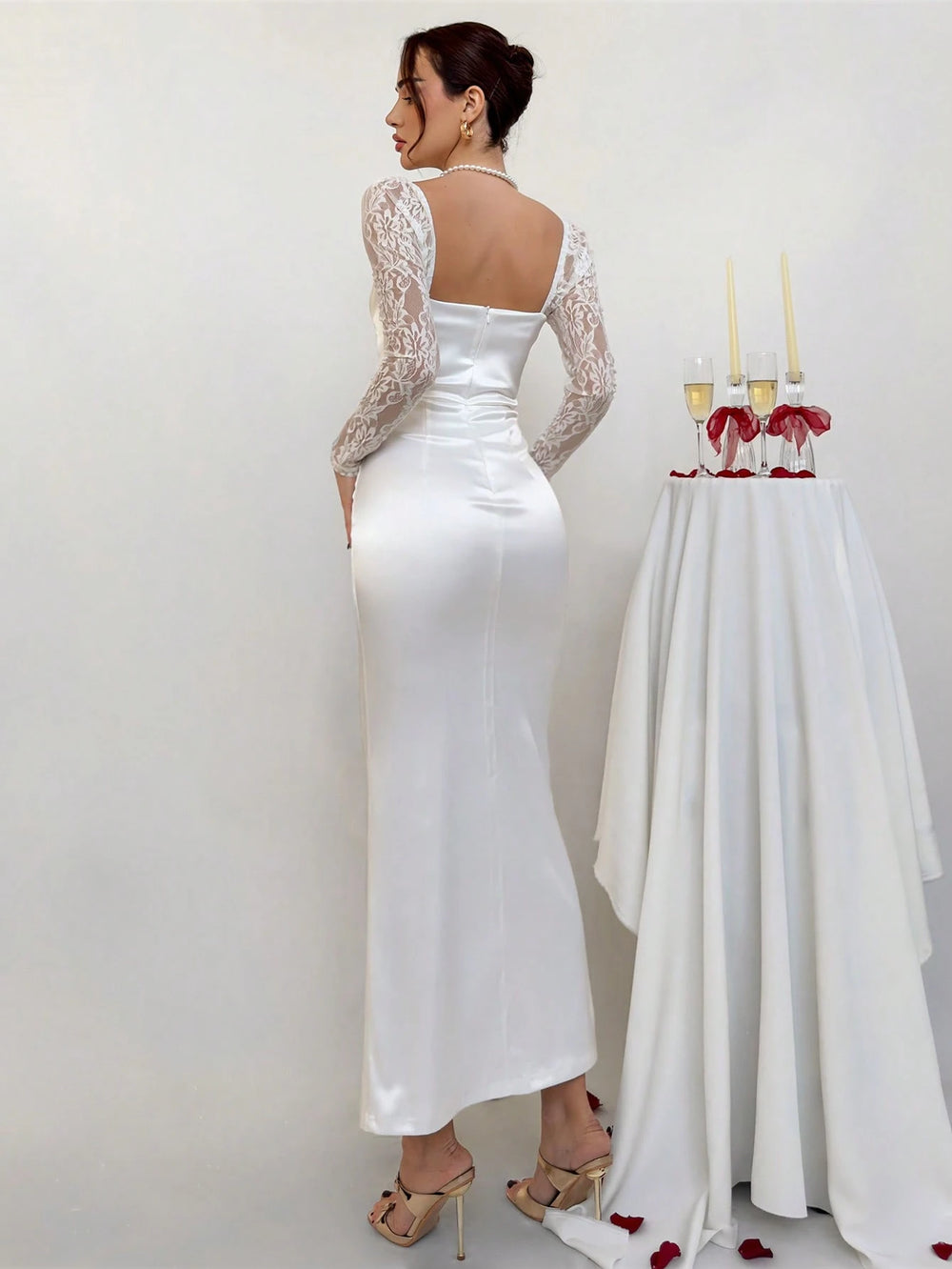 Vestido blanco elegante para boda de satén con encaje.
