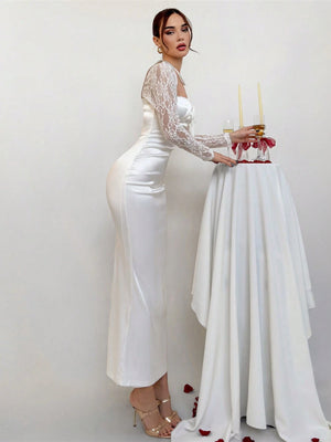 Vestido blanco elegante para boda de satén en pose lateral.
