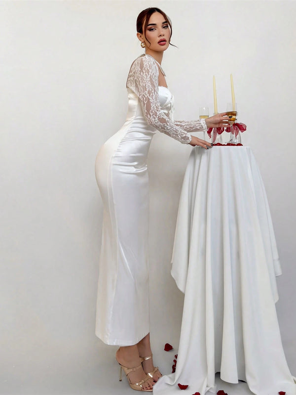 Vestido blanco elegante para boda de satén en pose lateral.
