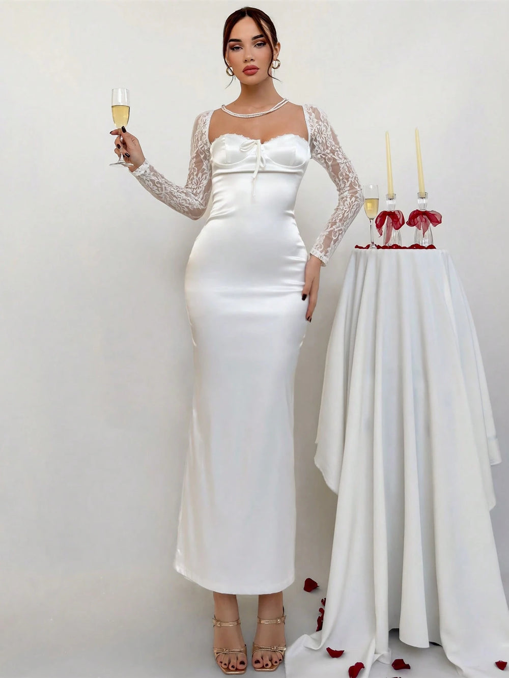 Vestido blanco elegante para boda de satén con encaje.
