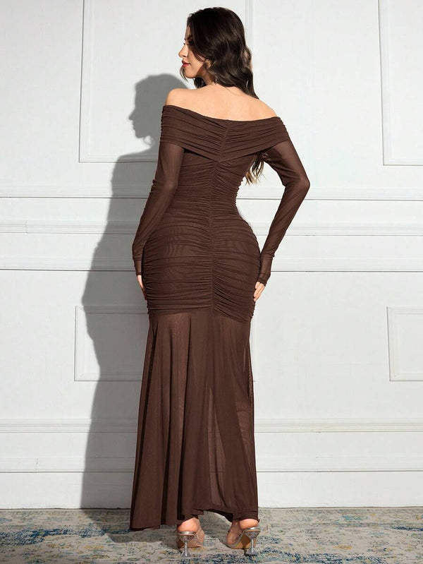 Detalle de la falda estilo sirena de un vestido largo marrón de tejido semitransparente.