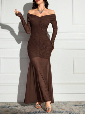 Vestido Maxi Elegante Fruncido Con Hombros Descubiertos Marrón