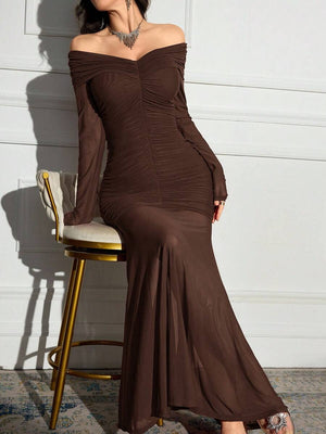 Vestido Maxi Elegante Fruncido Con Hombros Descubiertos Marrón