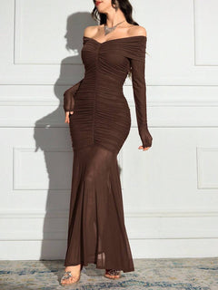 Vista frontal de un vestido maxi elegante color marrón con fruncido y hombros descubiertos.