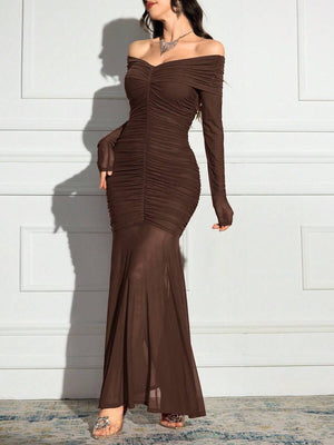 Vista frontal de un vestido maxi elegante color marrón con fruncido y hombros descubiertos.