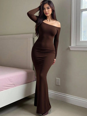 Modelo luciendo vestido café elegante ceñido
