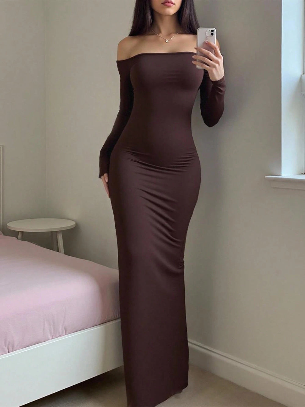 Vista frontal de vestido café largo ajustado
