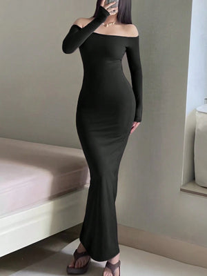 Modelo usando vestido negro elegante ceñido
