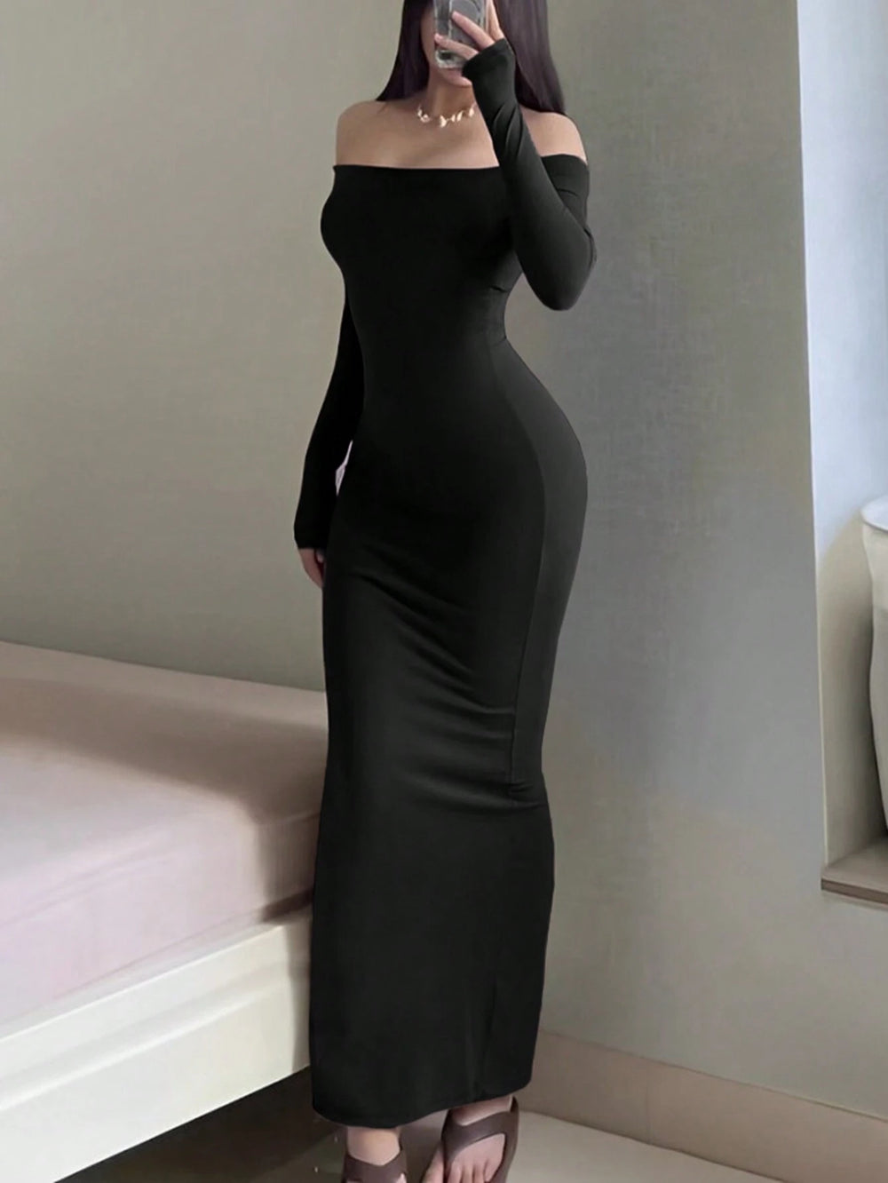 Vestido negro elegante de hombros descubiertos largo
