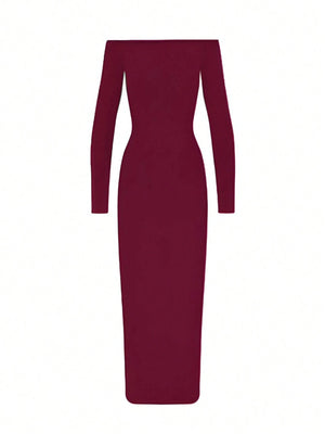 Vista frontal del vestido elegante burdeos ceñido
