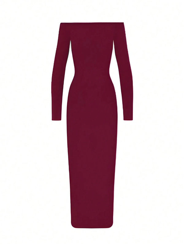 Vista frontal del vestido elegante burdeos ceñido
