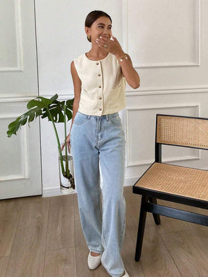 Look completo con chaleco corto sin mangas y jeans, mostrando un estilo casual y moderno.