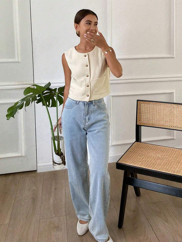 Look completo con chaleco corto sin mangas y jeans, mostrando un estilo casual y moderno.