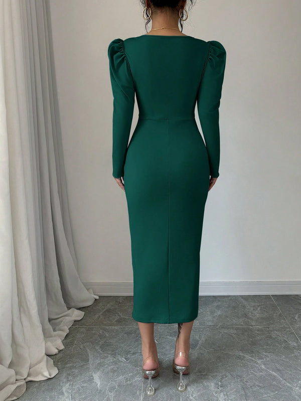 Vista trasera del vestido verde oscuro elegante con corte ajustado.