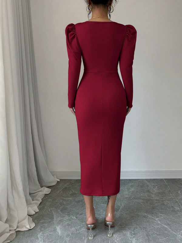 Vista trasera del vestido burdeos midi elegante con corte entallado.