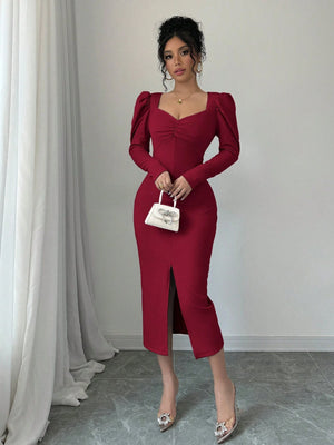 Modelo luciendo el vestido burdeos midi elegante con escote corazón y abertura frontal.
