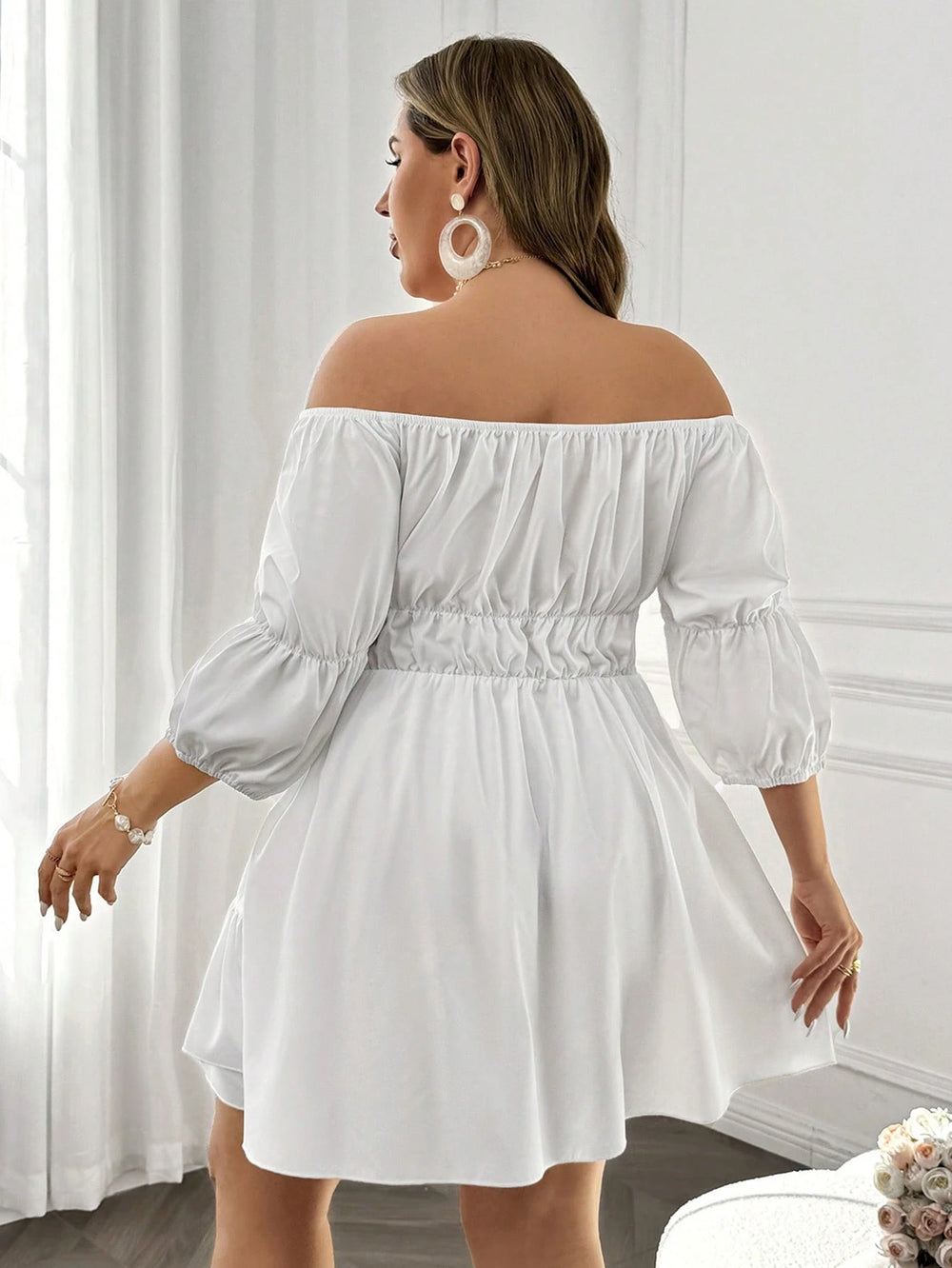 Mujer hermosa modelando el Vestido Blanco Hombros Descubiertos de cuerpo entero.