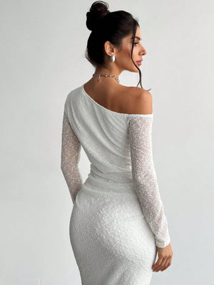 Vestido blanco asimétrico elegante largo con manga larga vista trasera.