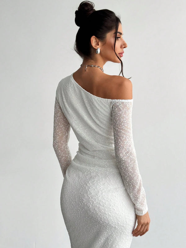Vestido blanco asimétrico elegante largo con manga larga vista trasera.