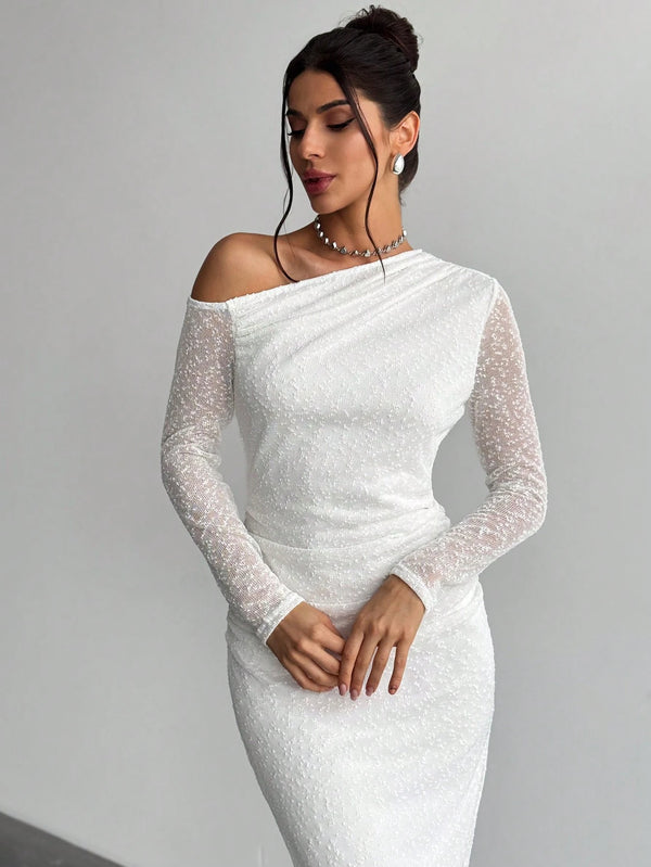 Vista completa del vestido blanco largo con corte lápiz y mangas transparentes.