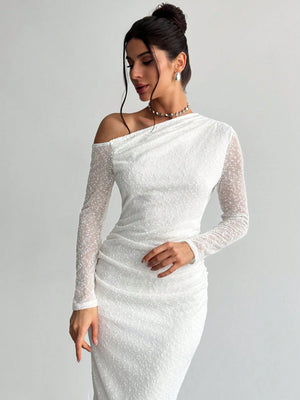 Vestido blanco asimétrico elegante largo con manga larga vista frontal.