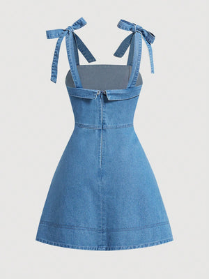 Vestido Mini De Mezclilla Azul Lavado Medio vista trasera con cremallera central.
