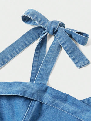 Vestido Mini De Mezclilla Azul Lavado Medio detalle de lazo en tirante.
